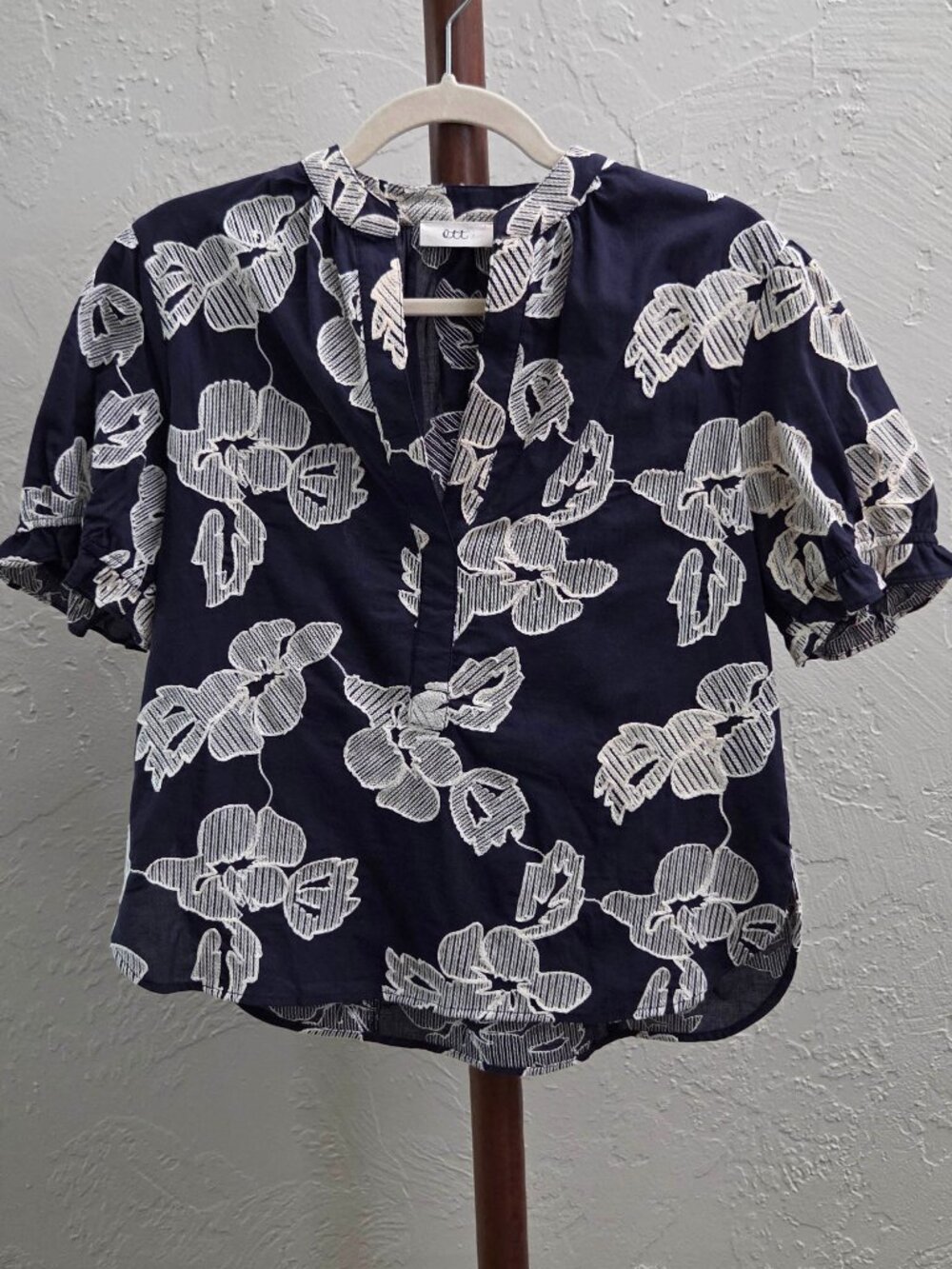 T51.‎ Navy Embroidered Floral Puff Sleeve Blouse